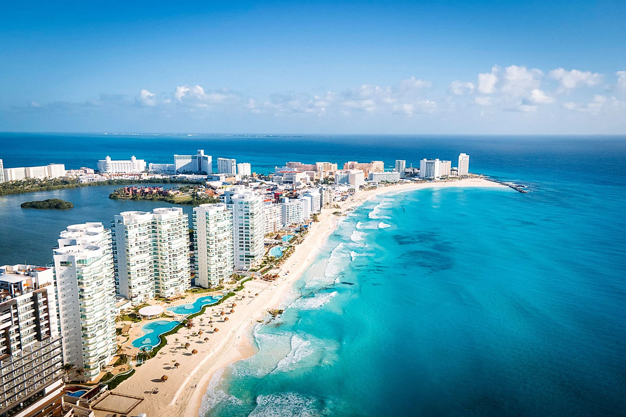 Vista aérea de Cancún com o mar turquesa, praias e a zona hoteleira